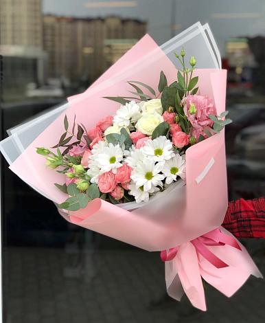 Букет цветов из: Розы, Лизиантусы и Хризантемы в Казанской Ростовской области